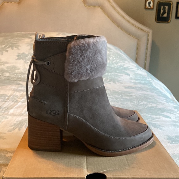 EUC UGG Kirke Shearling-Trimmed Leather & Suede Zip Up Ankle Boots - Picture 3 of 12